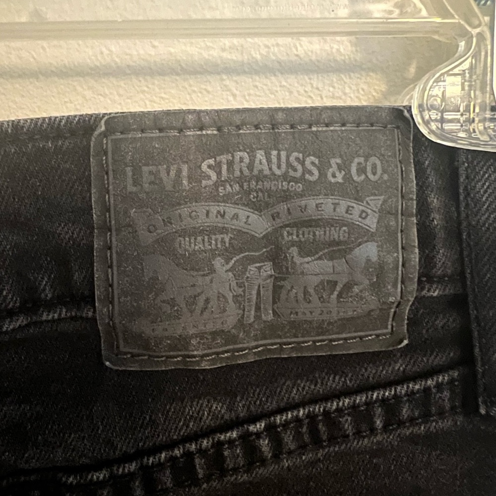 Levi’s Black Cropped Wode leg Jean!